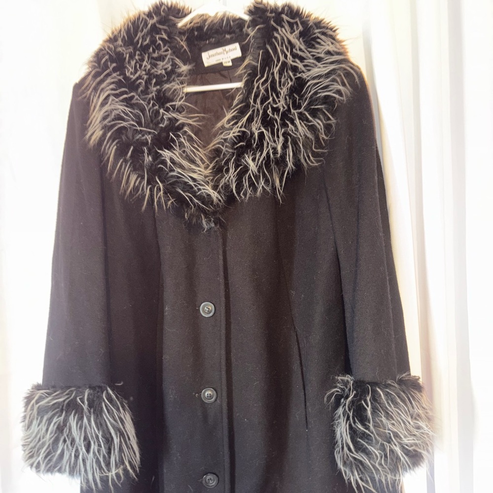 Vintage-Inspired Black Coat with Faux Fur Trim